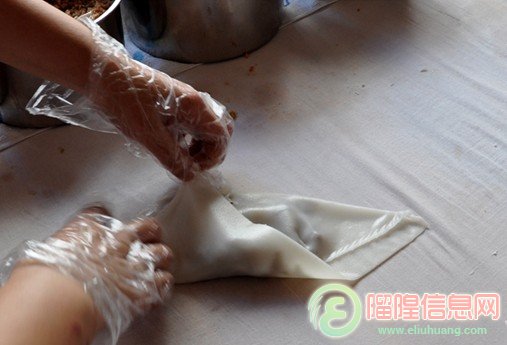 捆粄表皮晶瑩剔透，可根據(jù)個人喜好選擇餡料。